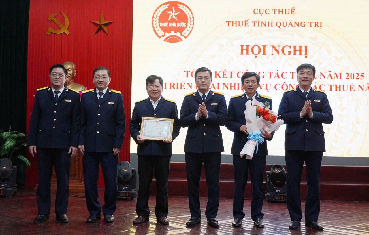 Lãnh đạo Cục Thuế biểu dương các tập thể, cá nhân có thành tích hoàn thành tốt nhiệm vụ công tác thuế Lãnh đạo Cục Thuế biểu dương các tập thể, cá nhân có thành tích hoàn thành tốt nhiệm vụ công tác thuế
