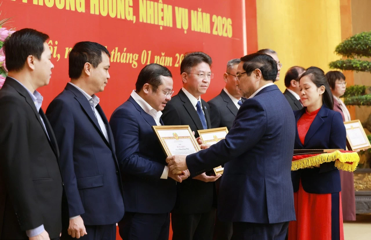Thủ tướng Phạm Minh Chính trao Bằng khen cho đồng chí Phùng Quang Hiệp – cá nhân tiêu biểu trong lãnh đạo thực hiện nhiệm vụ chính trị năm 2025.