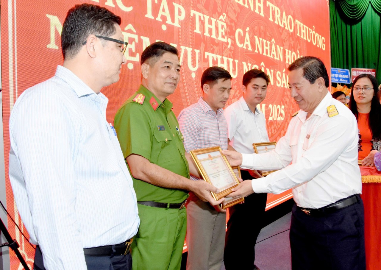 Thu ngân sách vượt 13,2% dự toán, Thuế An Giang “lên dây cót” cho kế hoạch năm 2026 Thu ngân sách vượt 13,2% dự toán, Thuế tỉnh An Giang “lên dây cót” cho kế hoạch năm 2026