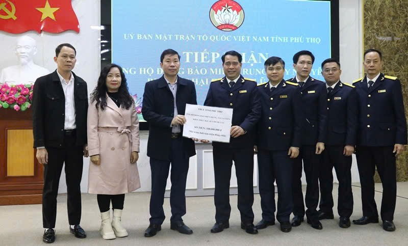 Thuế tỉnh Phú Thọ: Trao tiền ủng hộ đồng bào miền Trung, Tây Nguyên bị thiệt hại do mưa, lũ gây ra