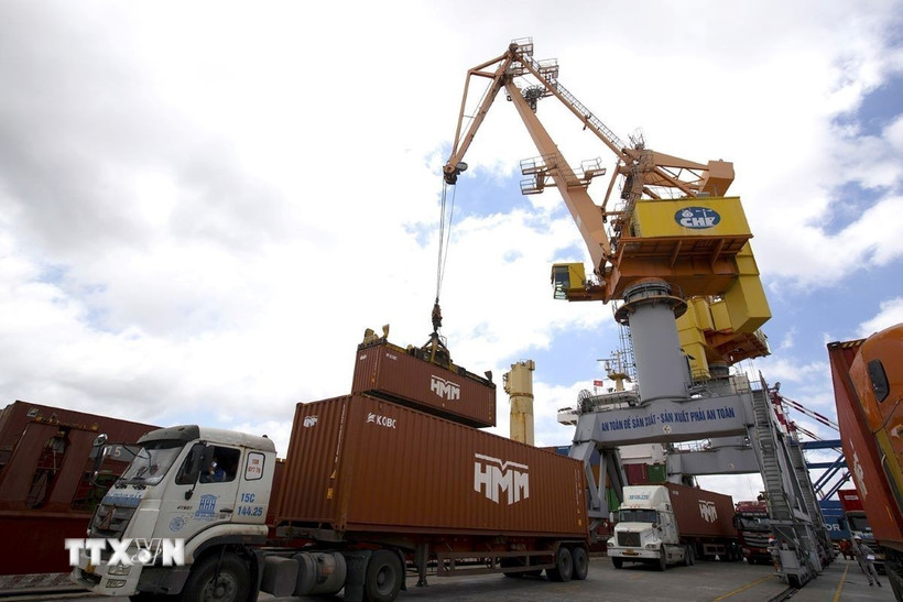 Tiến tới Đại hội XIV: Đột phá hạ tầng - động lực thúc đẩy tăng trưởng mạnh mẽ Bốc dỡ hàng xuất khẩu tại cảng Tân Vũ, Hải Phòng. (Ảnh: Tuấn Anh/TTXVN)