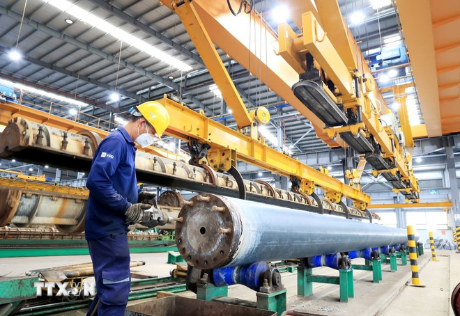 Hoạt động sản xuất tại xưởng sản xuất trụ bêtông ly tâm của doanh nghiệp có vốn đầu tư trực tiếp nước ngoài (FDI). (Ảnh: Hồng Đạt/TTXVN) ttxvn-kinh-te-viet-nam-310125.jpg