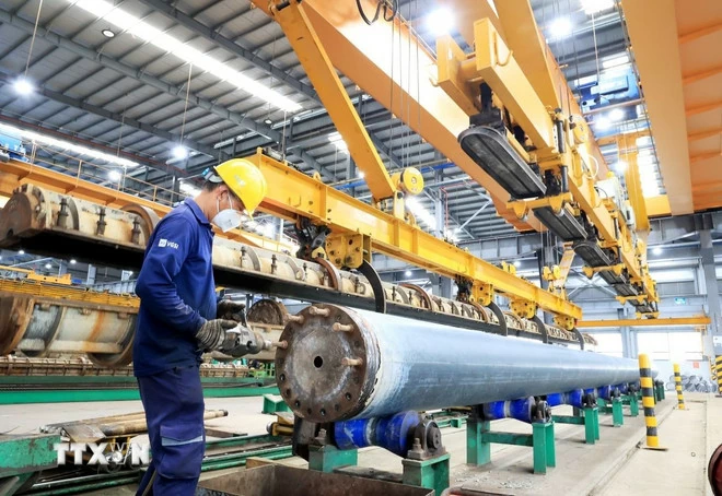 Hoạt động sản xuất tại xưởng sản xuất trụ bêtông ly tâm của doanh nghiệp có vốn đầu tư trực tiếp nước ngoài (FDI). (Ảnh: Hồng Đạt/TTXVN) ttxvn-kinh-te-viet-nam-310125.jpg