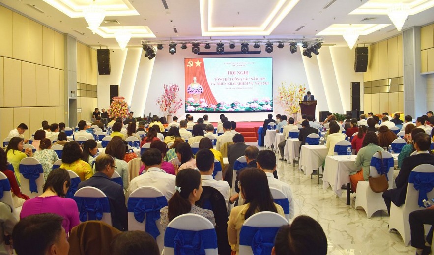 Đại diện Sở Tài chính tỉnh Gia Lai trình bày báo cáo tình hình thực hiện nhiệm vụ công tác năm 2025 và triển khai nhiệm vụ trọng tâm năm 2026. Ảnh: Kim Loan.