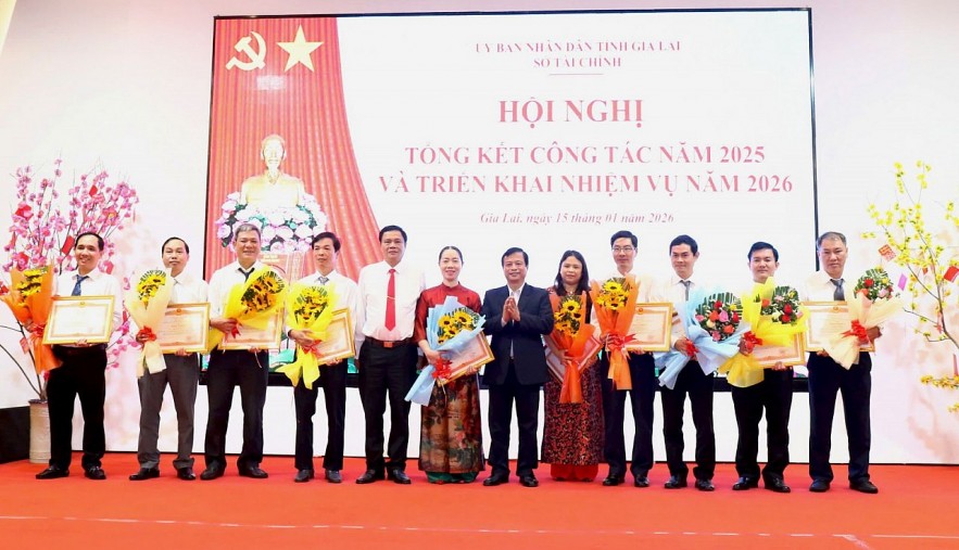 Sở Tài chính tỉnh Gia Lai có 10 cá nhân nhận Bằng khen của Thủ tướng Chính phủ. Ảnh: Kim Loan.