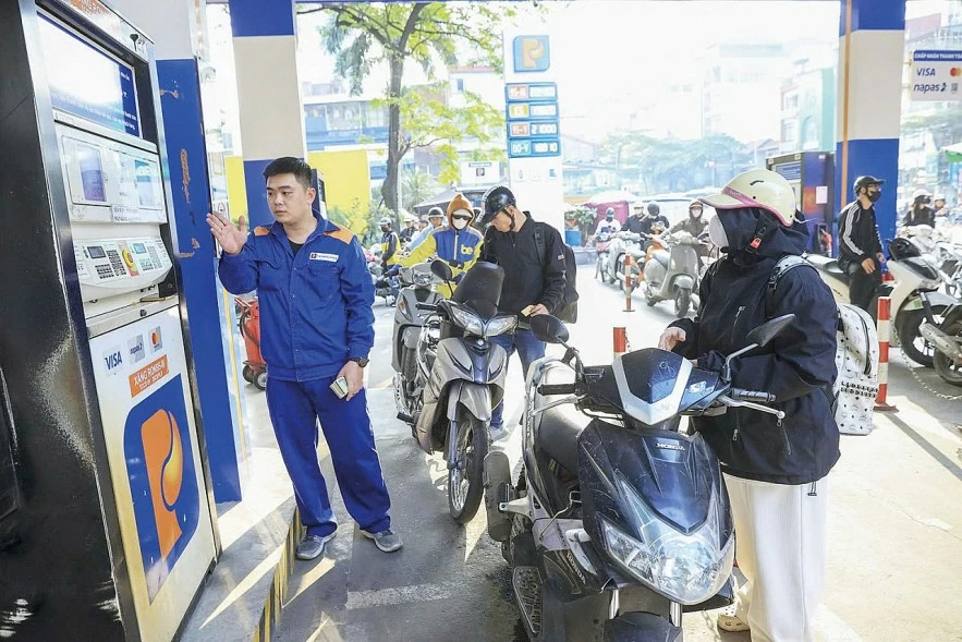 Linh hoạt điều hành giá và đảm bảo nguồn cung xăng dầu