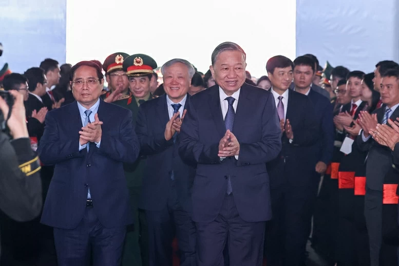 Tổng Bí thư, Thủ tướng Chính phủ dự lễ khởi công nhà máy chế tạo chip bán dẫn đầu tiên tại Việt Nam- Ảnh 1.