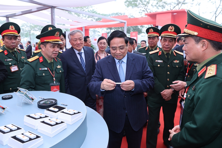 Thủ tướng: Nhà máy chế tạo chip bán dẫn công nghệ cao là mắt xích then chốt mà Việt Nam còn thiếu- Ảnh 2.