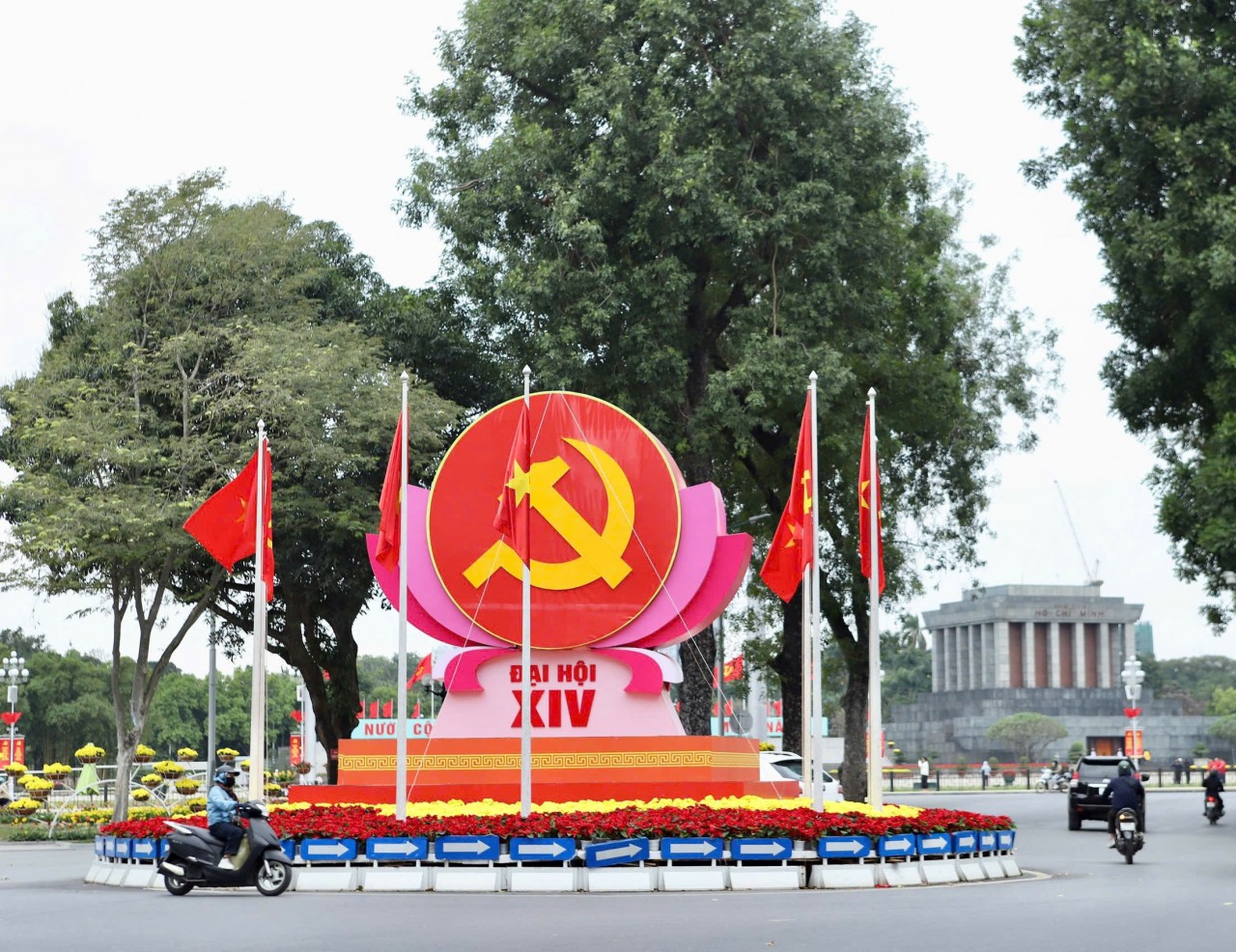 Hà Nội trang hoàng rực rỡ chào mừng Đại hội XIV của Đảng