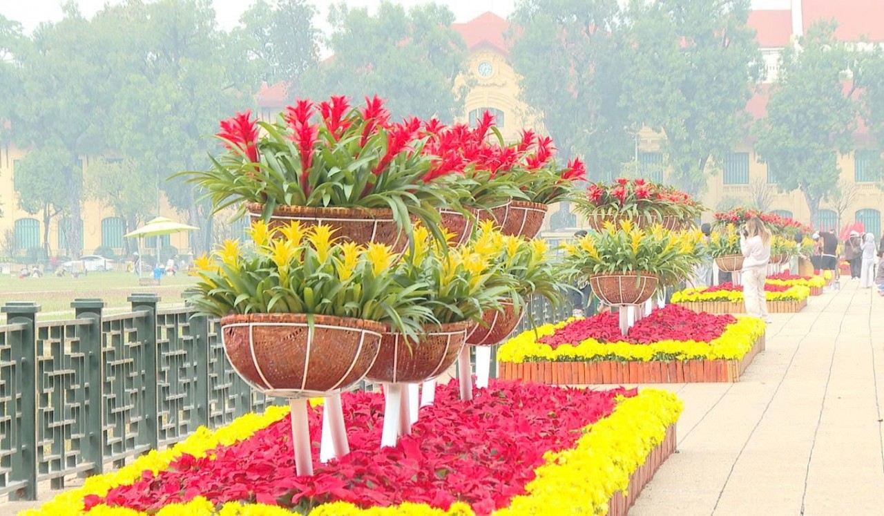 Hà Nội trang hoàng rực rỡ chào mừng Đại hội XIV của Đảng