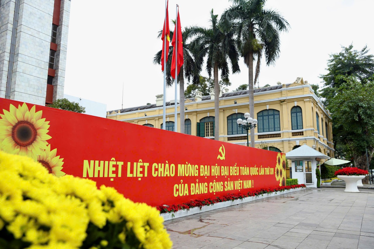 Hà Nội trang hoàng rực rỡ chào mừng Đại hội XIV của Đảng