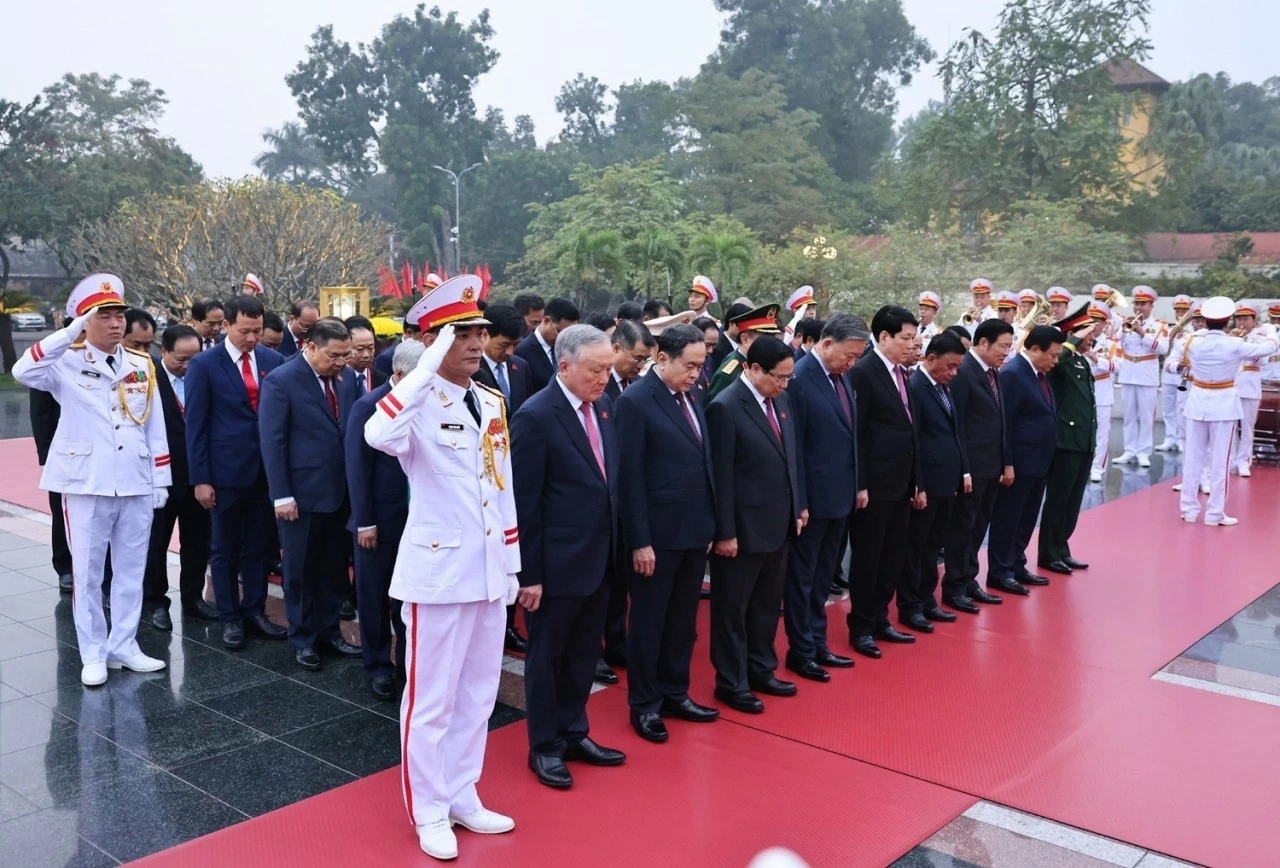 Các đại biểu dự Đại hội XIV vào Lăng viếng Chủ tịch Hồ Chí Minh Các đại biểu dự Đại hội XIV vào Lăng viếng Chủ tịch Hồ Chí Minh