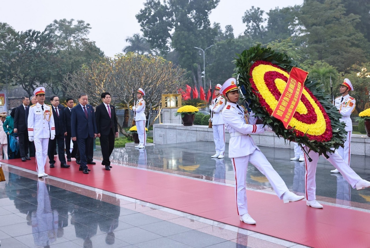 Các đại biểu dự Đại hội XIV vào Lăng viếng Chủ tịch Hồ Chí Minh