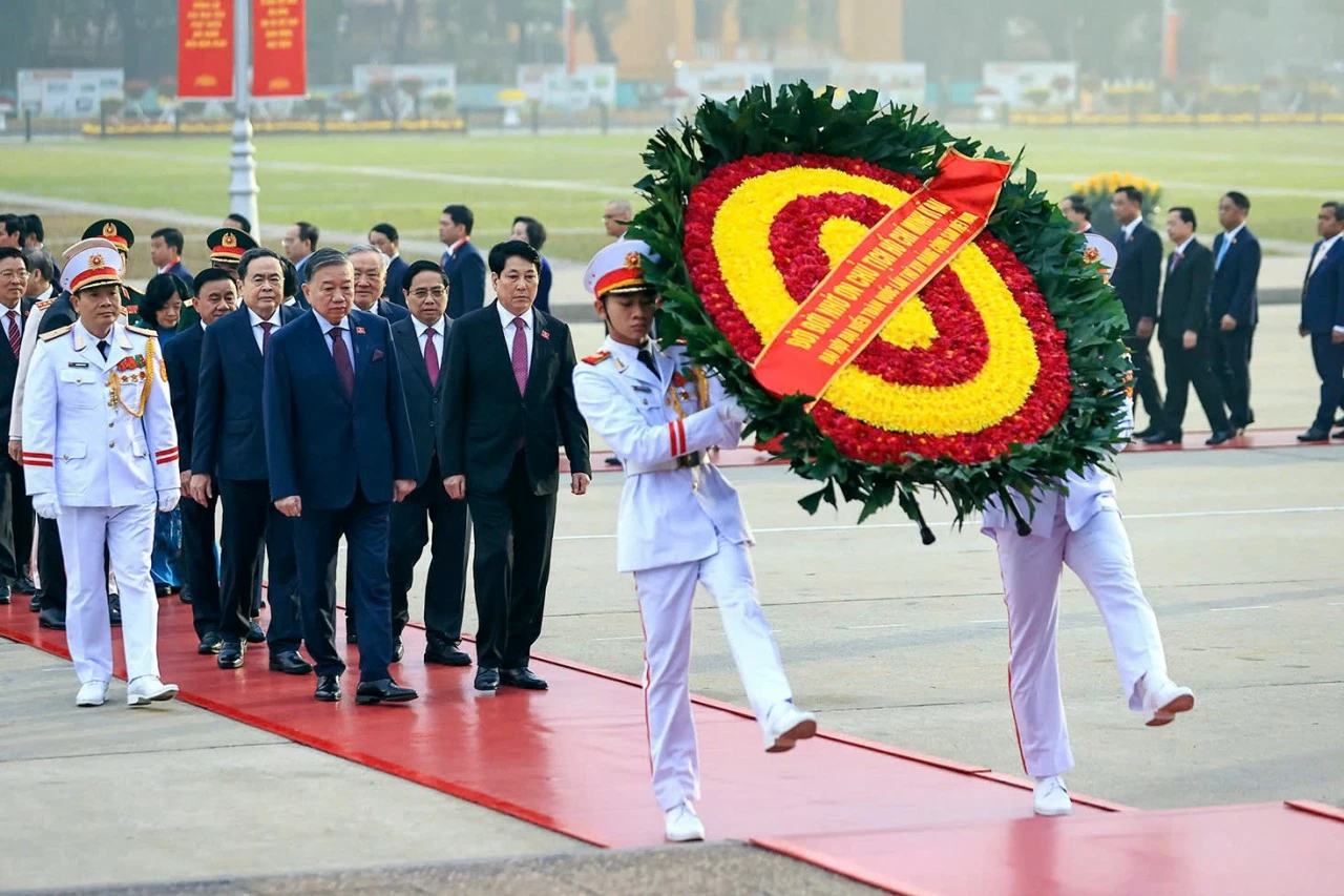 Các đại biểu dự Đại hội XIV vào Lăng viếng Chủ tịch Hồ Chí Minh