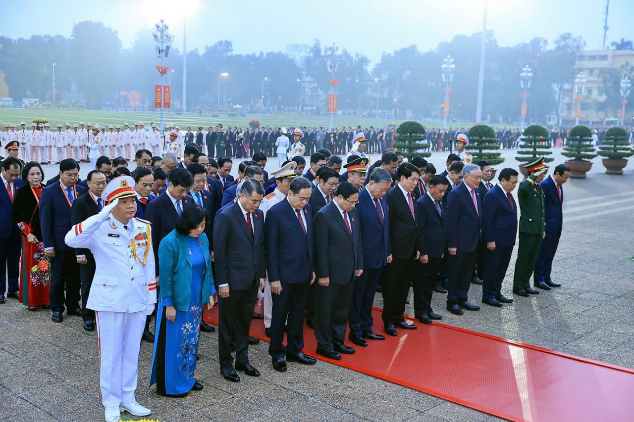 Các đại biểu dự Đại hội XIV vào Lăng viếng Chủ tịch Hồ Chí Minh