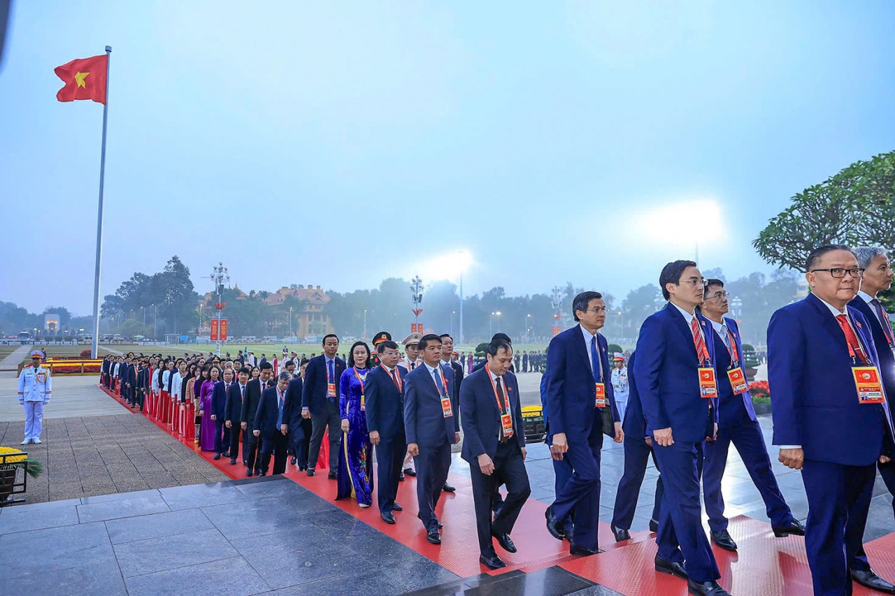 Các đại biểu dự Đại hội XIV vào Lăng viếng Chủ tịch Hồ Chí Minh
