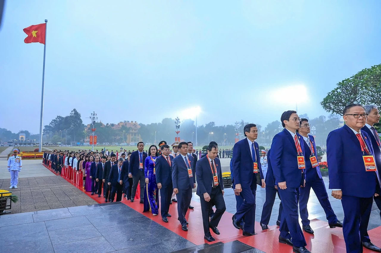 Các đại biểu dự Đại hội XIV vào Lăng viếng Chủ tịch Hồ Chí Minh