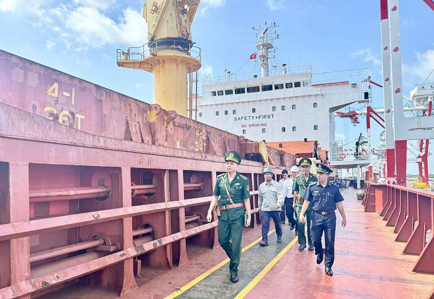 Năm 2026: Hải quan khu vực XVII quyết liệt giữ tuyến, chặn buôn lậu từ gốc