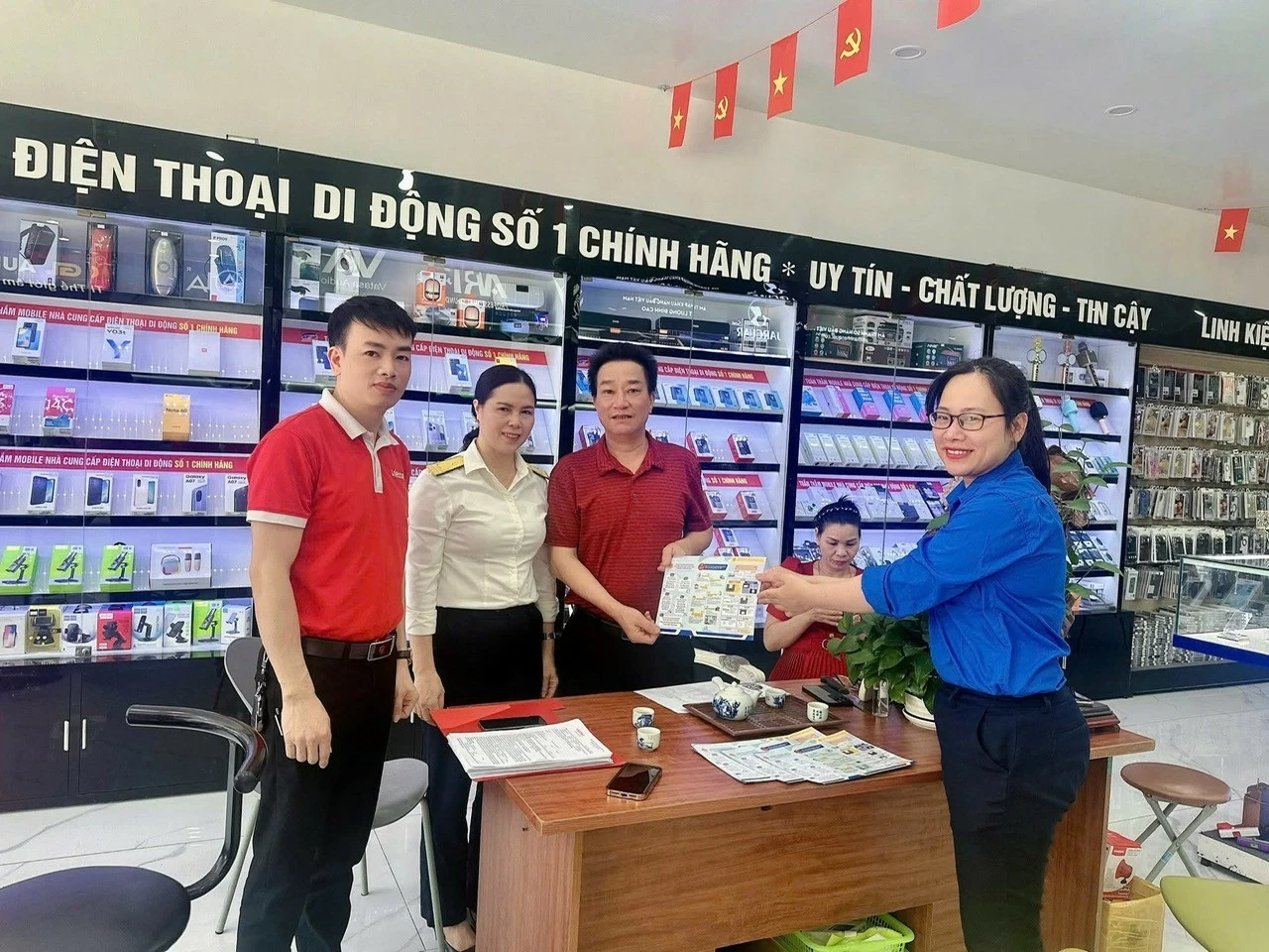 Hiện đại hóa, chuyển đổi số quản lý thuế giúp người nộp thuế nộp thuế mọi lúc, mọi nơi Hiện đại hóa, chuyển đổi số quản lý thuế giúp người nộp thuế nộp thuế mọi lúc, mọi nơi