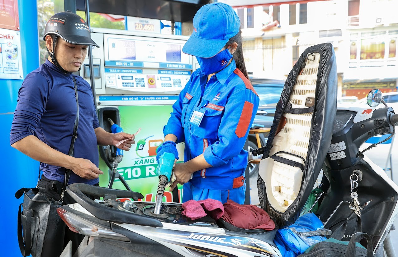 Từ 15h chiều 22/1, giá xăng dầu tăng, giảm trái chiều