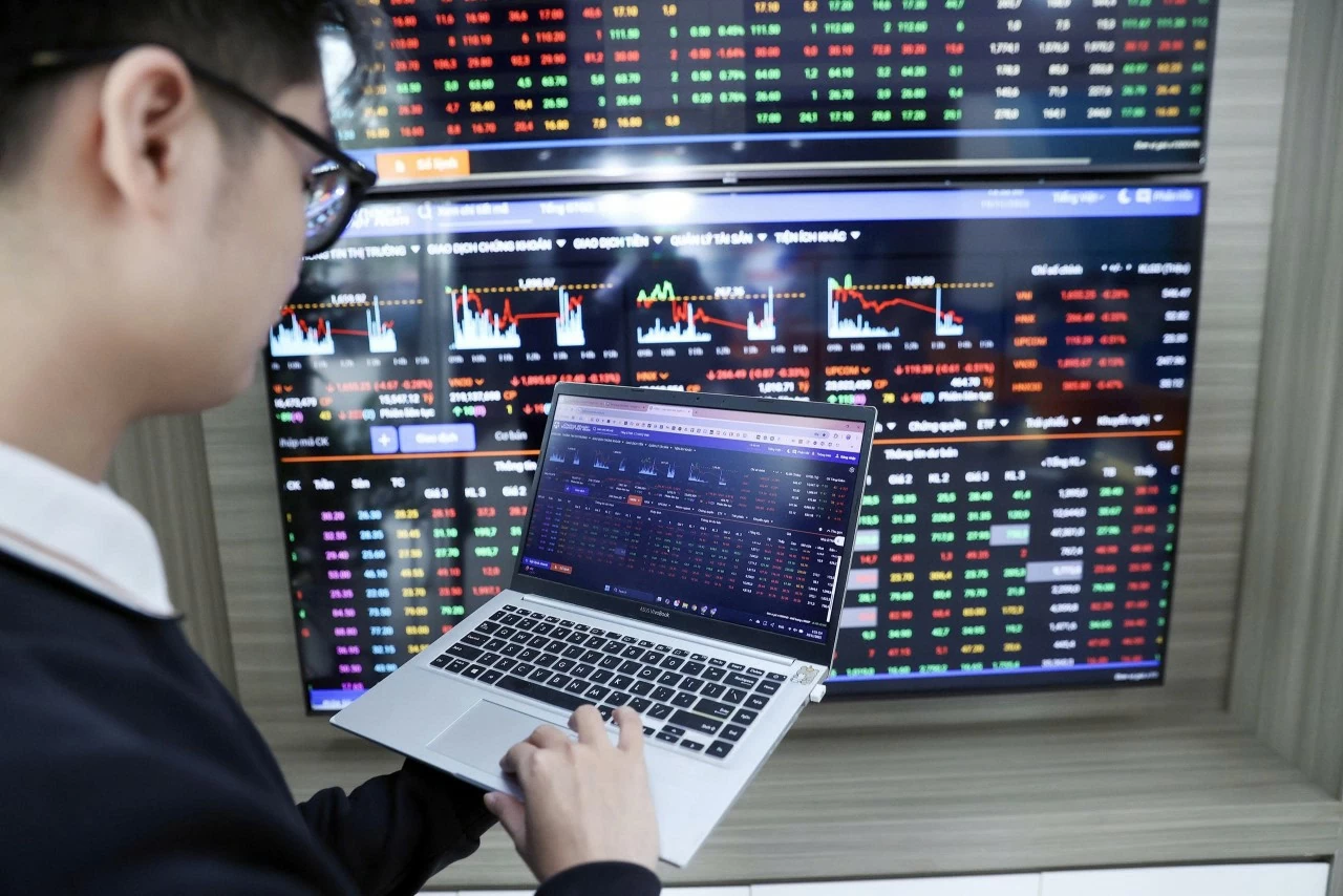 Chứng khoán ngày 23/1: Áp lực bán gia tăng cuối phiên, VN-Index lùi về ngưỡng 1.870 điểm Chứng khoán ngày 23/1: Áp lực bán gia tăng cuối phiên, VN-Index lùi về ngưỡng 1.870 điểm