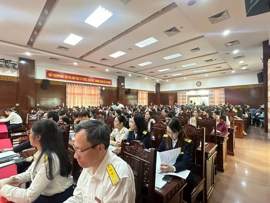 Thuế TP. Huế tập huấn, giải đáp kịp thời những vướng mắc của người nộp thuế Thuế TP. Huế tập huấn, giải đáp kịp thời những vướng mắc của người nộp thuế