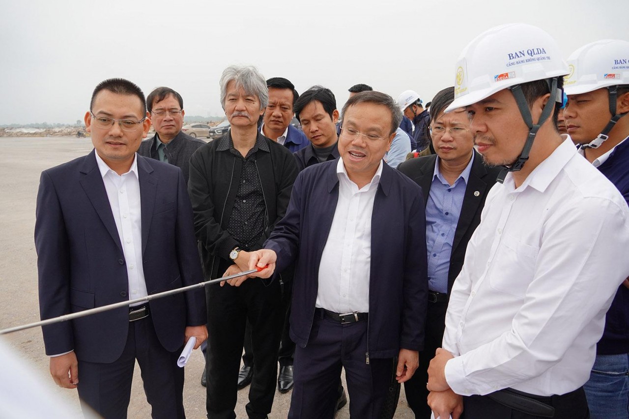 Phó Chủ tịch UBND tỉnh Quảng Trị Lê Đức Tiến kiểm tra tiến độ thực địa dự án Cảng hàng không Quảng Trị. Ảnh: Trường Nhật