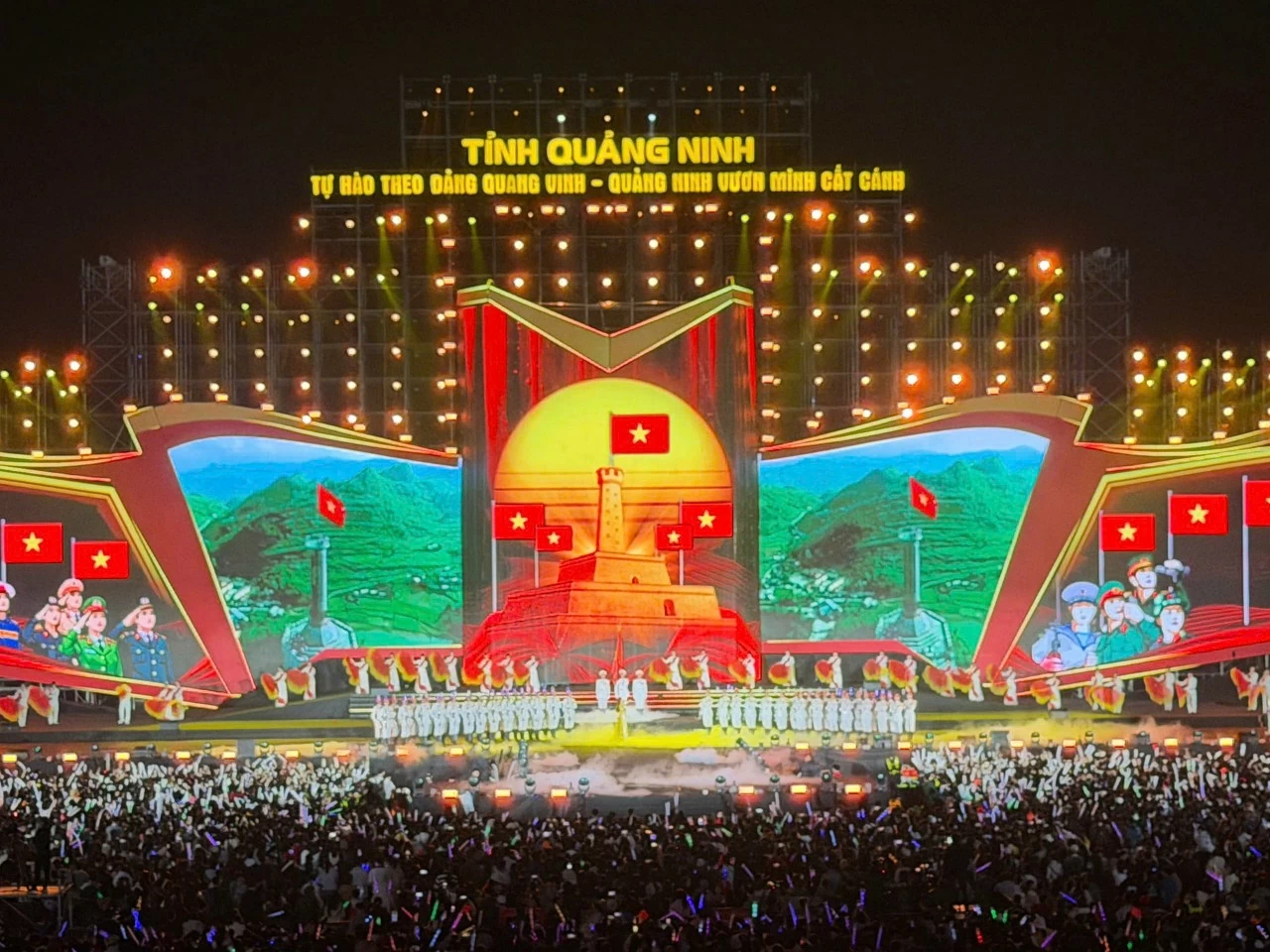 Hơn 50.000 người tham gia chương trình nghệ thuật chào mừng thành công Đại hội đại biểu toàn quốc lần thứ XIV tại Quảng Ninh Hơn 50.000 người tham gia chương trình nghệ thuật chào mừng thành công Đại hội đại biểu toàn quốc lần thứ XIV tại Quảng Ninh