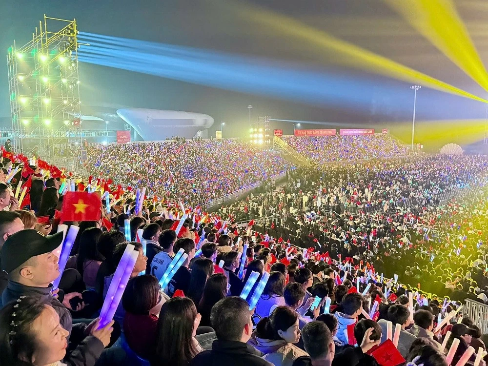 Hơn 50.000 người tham gia chương trình nghệ thuật chào mừng thành công Đại hội đại biểu toàn quốc lần thứ XIV tại Quảng Ninh Hơn 50.000 người tham gia chương trình nghệ thuật chào mừng thành công Đại hội đại biểu toàn quốc lần thứ XIV tại Quảng Ninh