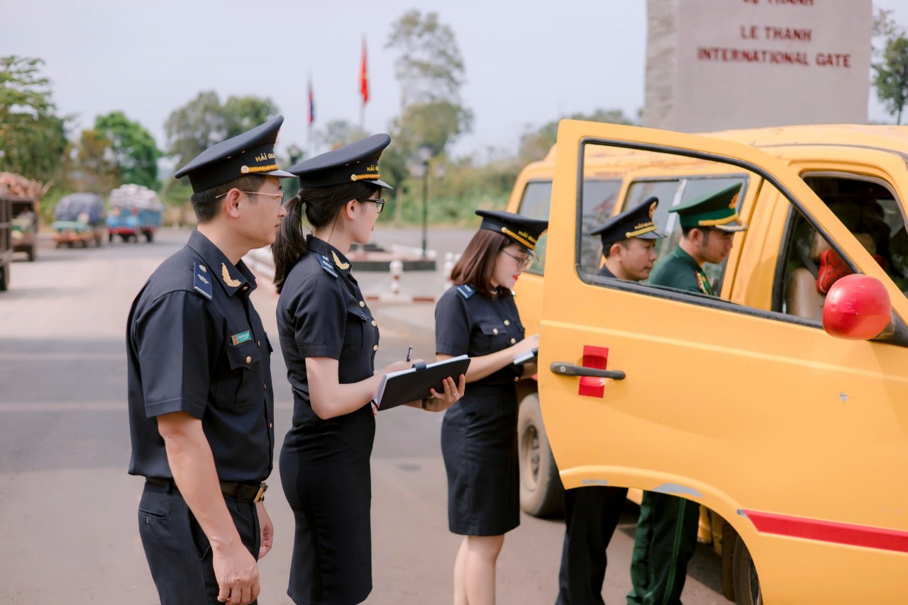Xuất nhập khẩu tăng cuối năm - Áp lực chống buôn lậu cho hải quan khu vực Tây nguyên