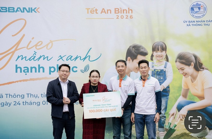 undefined ABBANK trao tặng 100.000 cây quế cho người dân xã Thông Thụ, Nghệ An