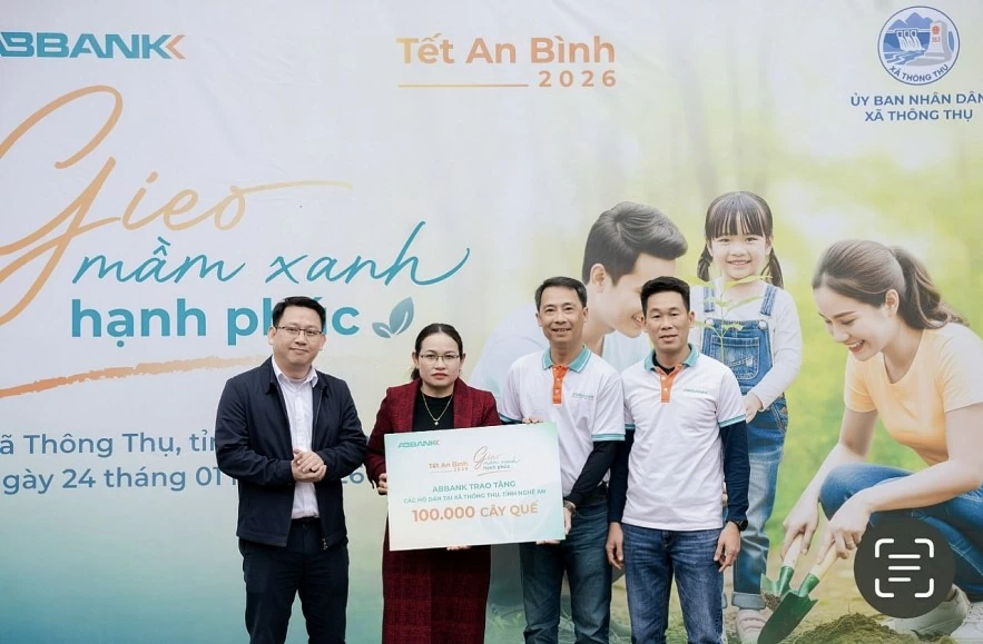 undefined ABBANK trao tặng 100.000 cây quế cho người dân xã Thông Thụ, Nghệ An