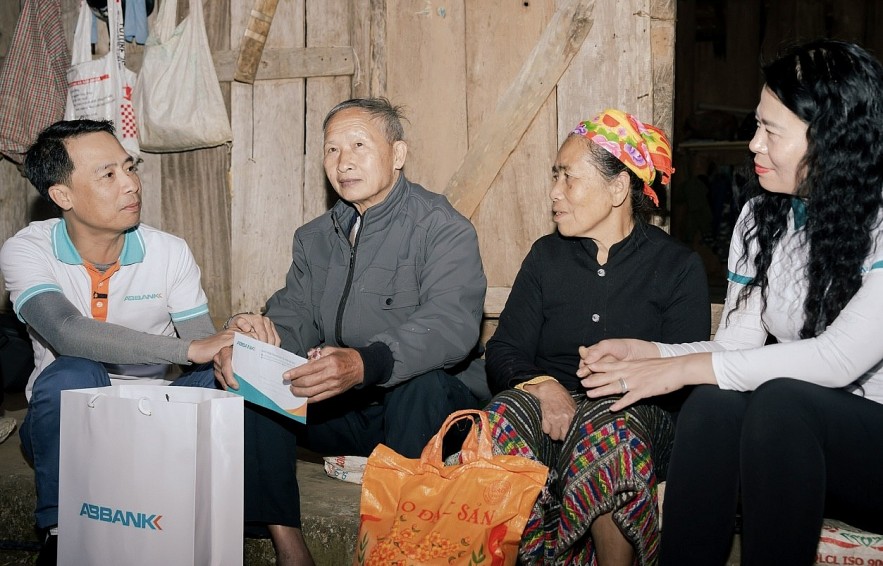 undefined ABBANK trao tặng 100.000 cây quế cho người dân xã Thông Thụ, Nghệ An