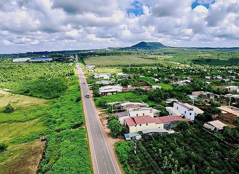 Quốc lộ 14 đang là tuyến đường giao thông huyết mạch nối các tỉnh tại Tây Nguyên. Ảnh: DLG. thông huyết mạch nối 