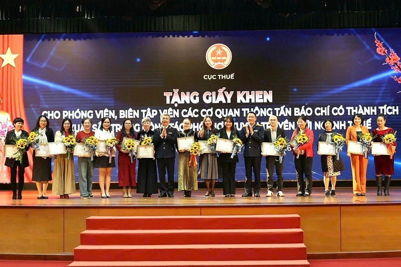 Cục Thuế tặng giấy khen cho 45 phóng viên, biên tập viên cơ quan báo chí Cục Thuế tặng giấy khen cho 45 phóng viên, biên tập viên cơ quan báo chí
