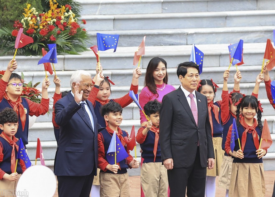 Chuyến thăm của Chủ tịch Hội đồng châu Âu diễn ra vào thời điểm có ý nghĩa rất quan trọng khi Việt Nam vừa tổ chức thành công Đại hội đại biểu toàn quốc lần thứ XIV và hai bên đã kỷ niệm 35 năm thiết lập quan hệ ngoại giao vào năm 2025 (28/11/1990-28/11/2025). Trong ảnh Chủ tịch nước Lương Cường và Chủ tịch Hội đồng châu Âu chụp ảnh chung với các em thiếu nhi Việt Nam tại sân trước Phủ Chủ tịch. Chuyến thăm của Chủ tịch Hội đồng châu Âu diễn ra vào thời điểm có ý nghĩa rất quan trọng khi Việt Nam vừa tổ chức thành công Đại hội đại biểu toàn quốc lần thứ XIV và hai bên đã kỷ niệm 35 năm thiết lập quan hệ ngoại giao vào năm 2025 (28/11/1990-28/11/2025). Trong ảnh Chủ tịch nước Lương Cường và Chủ tịch Hội đồng châu Âu chụp ảnh chung với các em thiếu nhi Việt Nam tại sân trước Phủ Chủ tịch.
