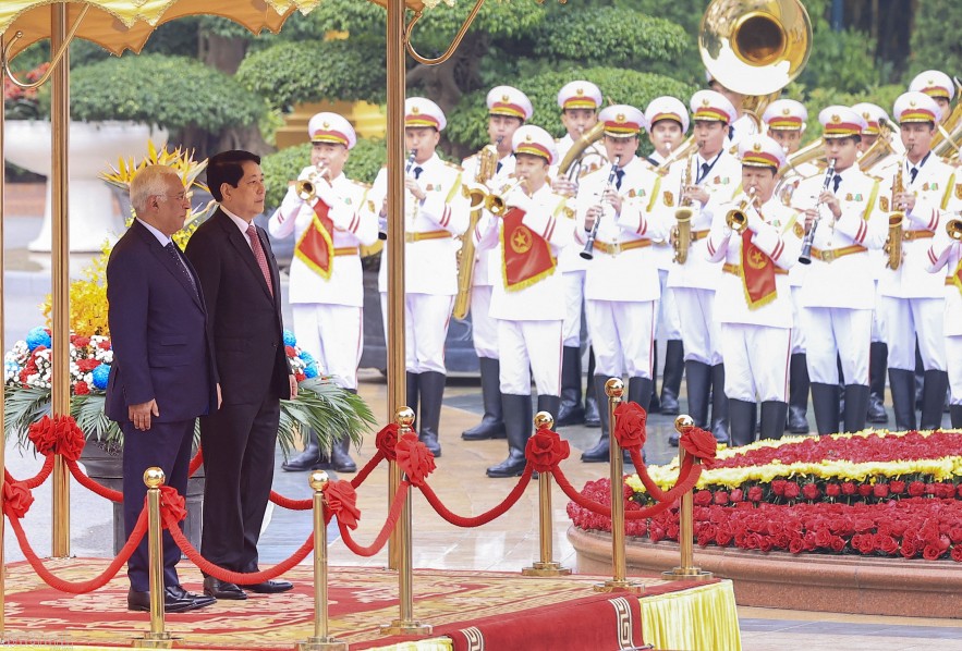 Trong tiếng nhạc chào mừng, Chủ tịch nước Lương Cường và Chủ tịch Hội đồng châu Âu António Costa tiến lên bục danh dự. Liên minh châu Âu và Việt Nam chính thức thiết lập quan hệ ngoại giao vào ngày 28/11/1990. Từ đó đến nay, quan hệ hai bên phát triển ngày càng tích cực. Trong tiếng nhạc chào mừng, Chủ tịch nước Lương Cường và Chủ tịch Hội đồng châu Âu António Costa tiến lên bục danh dự. Liên minh châu Âu và Việt Nam chính thức thiết lập quan hệ ngoại giao vào ngày 28/11/1990. Từ đó đến nay, quan hệ hai bên phát triển ngà