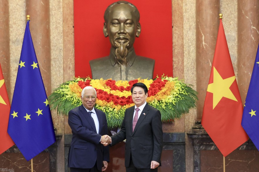 Thành công của các hoạt động đối ngoại đã góp phần nâng tầm quan hệ Việt Nam-châu Âu và mở rộng không gian hợp tác chiến lược cho Việt Nam trên tất cả lĩnh vực chính trị, kinh tế, thương mại-đầu tư, khoa học-công nghệ…, mang lại nguồn lực quan trọng phục vụ cho kỷ nguyên phát triển mới của đất nước. Trong ảnh Chủ tịch nước Lương Cường cùng Chủ tịch Hội đồng châu Âu chụp ảnh chung tại Phủ Chủ tịch. Thành công của các hoạt động đối ngoại đã góp phần nâng tầm quan hệ Việt Nam-châu Âu và mở rộng không gian hợp tác chiến lược cho Việt Nam trên tất cả lĩnh vực chính trị, kinh tế, thương mại-đầu tư, khoa học-công nghệ…, mang lại nguồn lực quan trọng phục