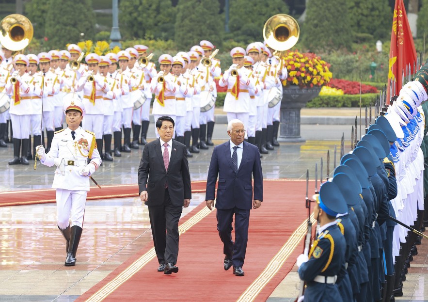 Sau khi nghe Quốc thiều Việt Nam và Liên minh châu Âu, Chủ tịch nước Lương Cường và Chủ tịch Hội đồng châu Âu António Costa rời bục, bước tới cúi chào quân kỳ và duyệt Đội Danh dự Quân đội nhân dân Việt Nam. Sau khi nghe Quốc thiều Việt Nam và Liên minh châu Âu, Chủ tịch nước Lương Cường và Chủ tịch Hội đồng châu Âu António Costa rời bục, bước tới cúi chào quân kỳ và duyệt Đội Danh dự Quân đội nhân dân Việt Nam.
