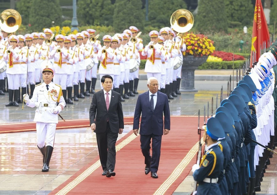 Sau khi nghe Quốc thiều Việt Nam và Liên minh châu Âu, Chủ tịch nước Lương Cường và Chủ tịch Hội đồng châu Âu António Costa rời bục, bước tới cúi chào quân kỳ và duyệt Đội Danh dự Quân đội nhân dân Việt Nam.