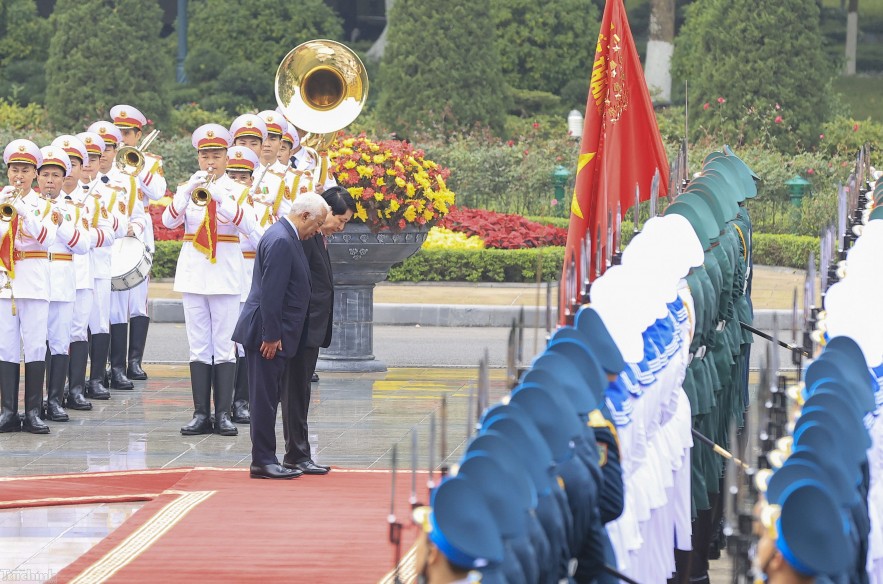 Sau khi nghe Quốc thiều Việt Nam và Liên minh châu Âu, Chủ tịch nước Lương Cường và Chủ tịch Hội đồng châu Âu António Costa rời bục, bước tới cúi chào quân kỳ và duyệt Đội Danh dự Quân đội nhân dân Việt Nam. Sau khi nghe Quốc thiều Việt Nam và Liên minh châu Âu, Chủ tịch nước Lương Cường và Chủ tịch Hội đồng châu Âu António Costa rời bục, bước tới cúi chào quân kỳ và duyệt Đội Danh dự Quân đội nhân dân Việt Nam.