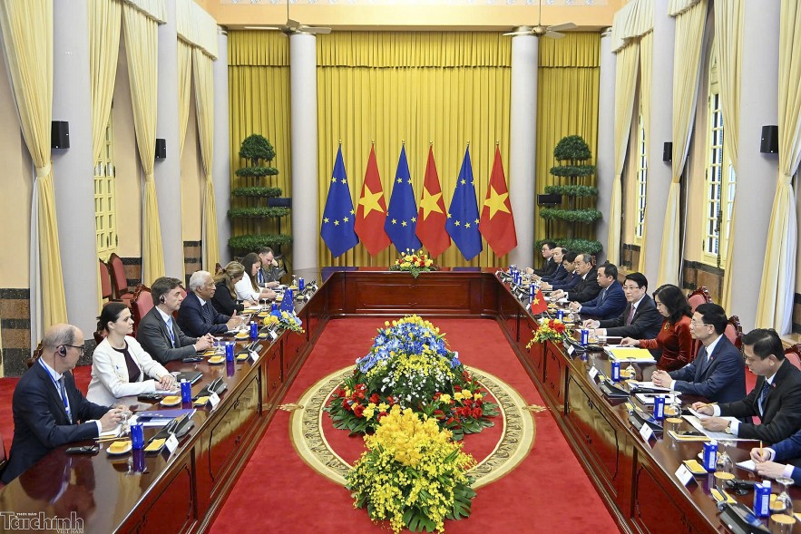 Sau lễ đón, Chủ tịch nước Lương Cường và Chủ tịch Hội đồng châu Âu António Costa có cuộc gặp hẹp trước khi dẫn đầu Đoàn cấp cao Việt Nam và EU tiến hành hội đàm, đánh giá kết quả hợp tác giữa hai bên thời gian qua và đề xuất các phương hướng hợp tác thời gian tới. Sau lễ đón, Chủ tịch nước Lương Cường và Chủ tịch Hội đồng châu Âu António Costa có cuộc gặp hẹp trước khi dẫn đầu Đoàn cấp cao Việt Nam và EU tiến hành hội đàm, đánh giá kết quả hợp tác giữa hai bên thời gian qua và đề xuất các phương hướng hợp tác thời