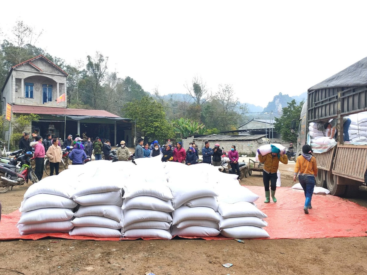 Hoàn thành xuất cấp hơn 810 tấn gạo hỗ trợ nhân dân tỉnh Cao Bằng dịp Tết Nguyên đán 2026 Hoàn thành xuất cấp hơn 810 tấn gạo hỗ trợ nhân dân tỉnh Cao Bằng dịp Tết Nguyên đán 2026