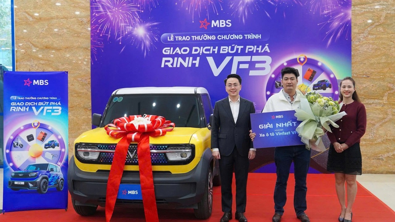 MBS trao thưởng "xế hộp VF3", ra mắt ưu đãi cuối năm "All in one" cho khách hàng mới