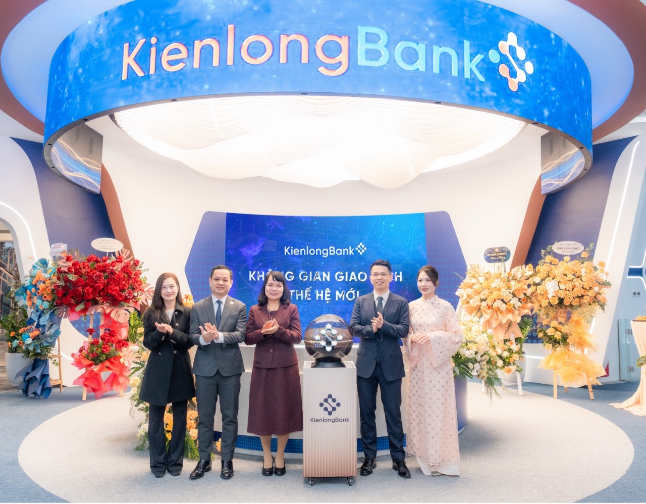 KienlongBank ra mắt Không gian giao dịch Thế hệ mới - Bank lightly, live easy KienlongBank ra mắt Không gian giao dịch Thế hệ mới - Bank lightly, live easy