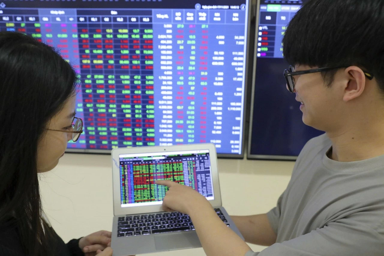 Chứng khoán ngày 30/1: Sắc xanh chiếm ưu thế, VN-Index tăng điểm phiên cuối tuần Chứng khoán ngày 30/1: Sắc xanh chiếm ưu thế, VN-Index tăng điểm phiên cuối tuần