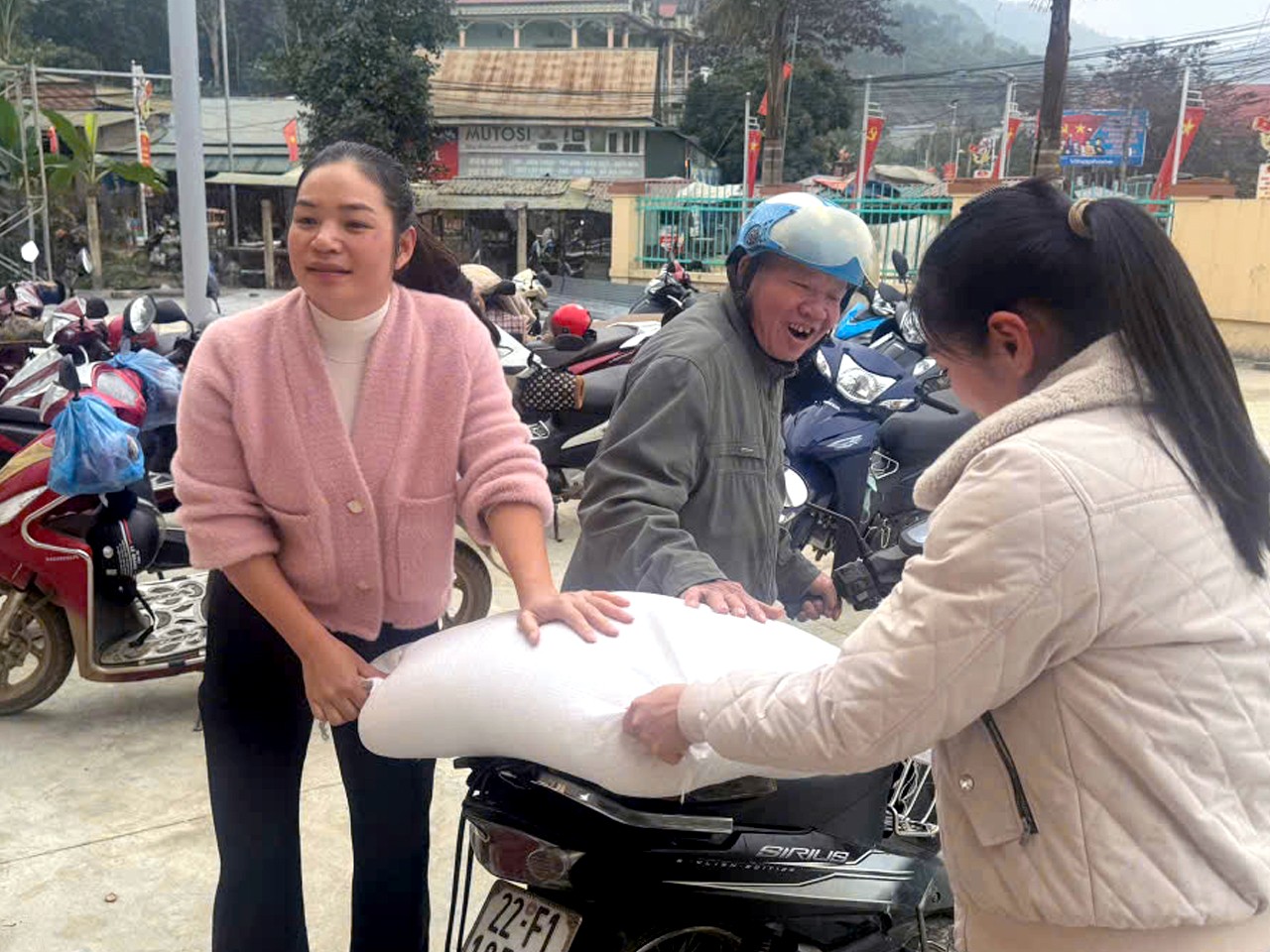 Kịp thời xuất cấp hơn 729 tấn gạo hỗ trợ nhân dân tỉnh Tuyên Quang dịp Tết Bính Ngọ 2026 Kịp thời xuất cấp hơn 729 tấn gạo hỗ trợ nhân dân tỉnh Tuyên Quang dịp Tết Bính Ngọ 2026