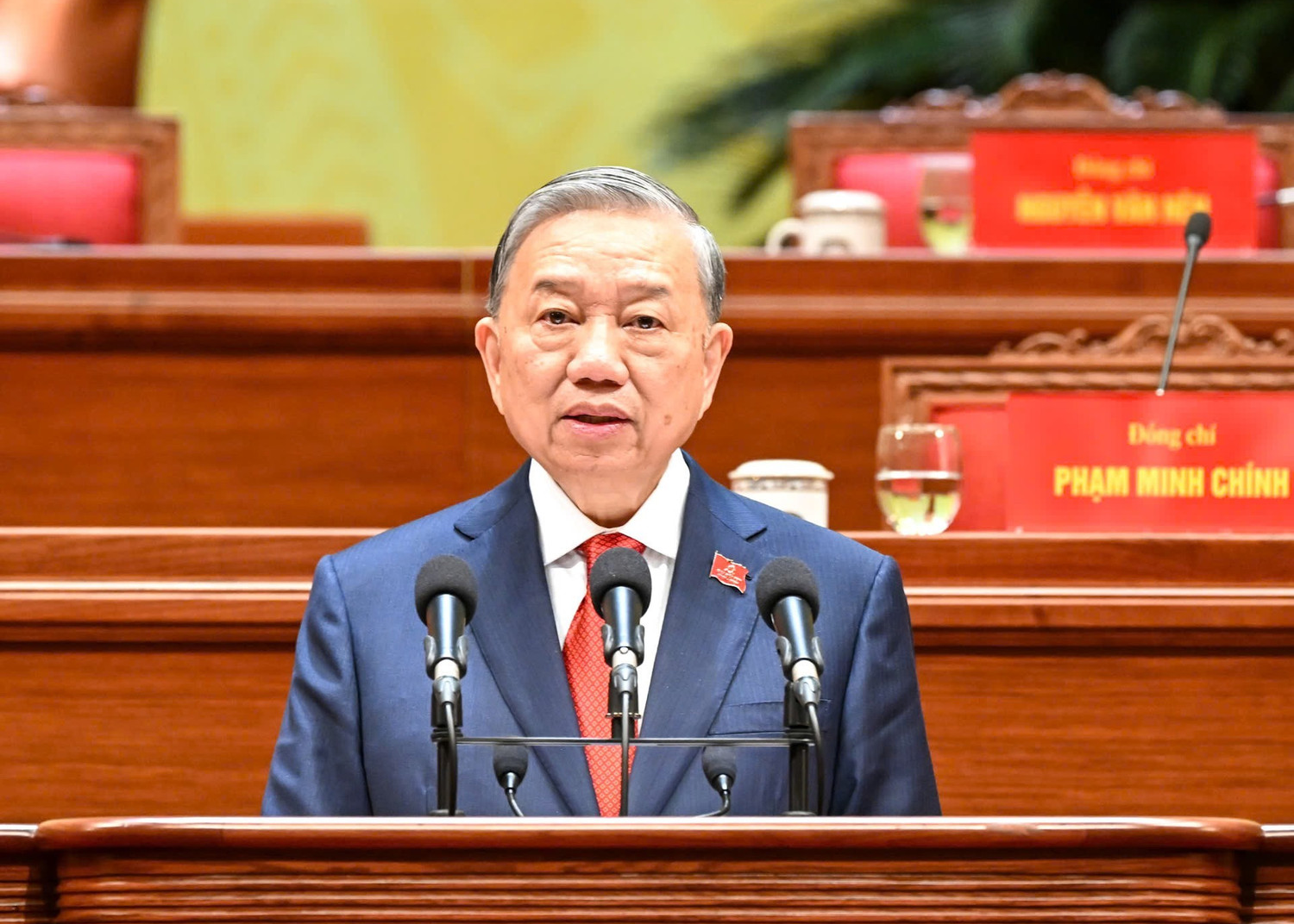 VỮNG BƯỚC DƯỚI CỜ ĐẢNG- Ảnh 1. VỮNG BƯỚC DƯỚI CỜ ĐẢNG- Ảnh 1.