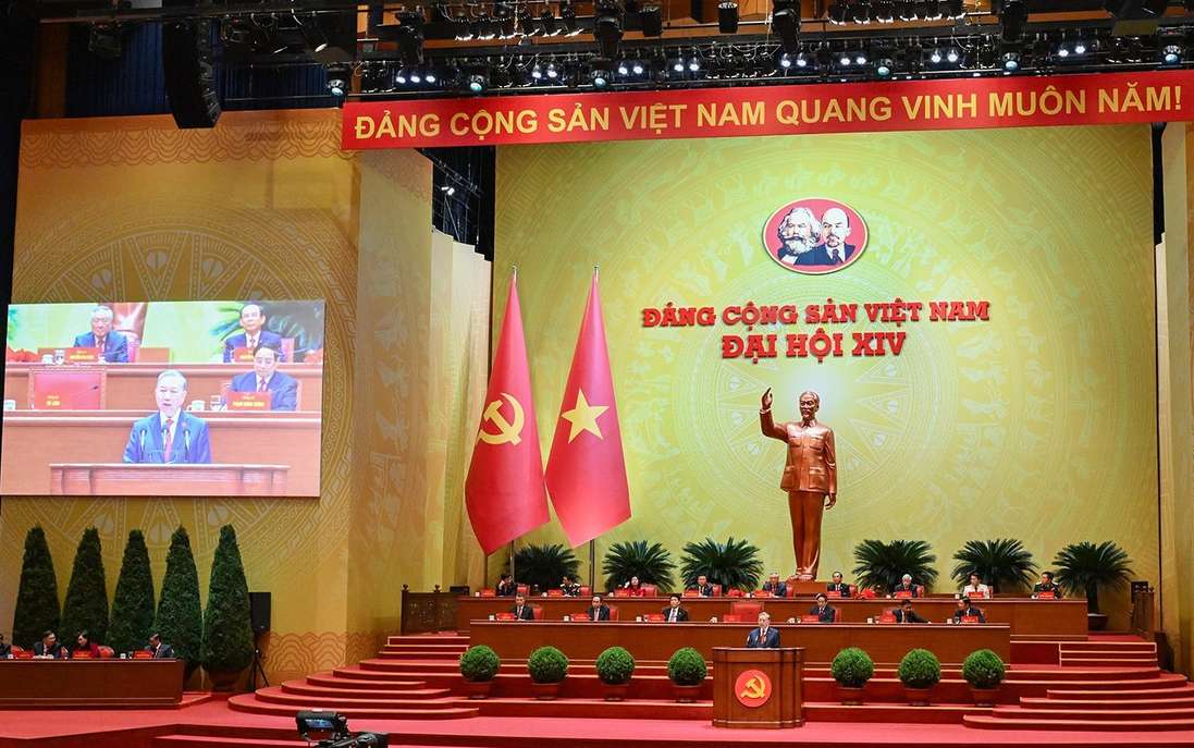 VỮNG BƯỚC DƯỚI CỜ ĐẢNG- Ảnh 2. VỮNG BƯỚC DƯỚI CỜ ĐẢNG- Ảnh 2.