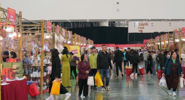 Nhiều đặc sản vùng miền thu hút người mua sắm Tết tại Hội chợ Mùa Xuân năm 2026